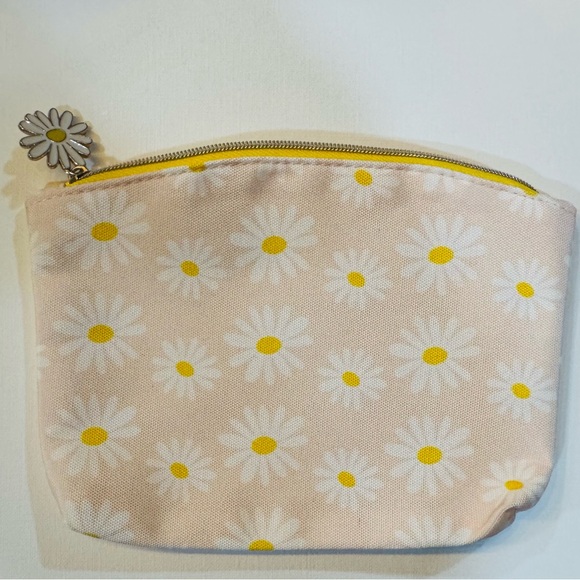 ipsy Handbags - Ipsy Women’s Bag Floral Travel Cosmetic Pouch/Bag/Clutch with Daisy Print